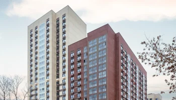 Первые семьи справили новоселье в доме по реновации на Черноморском бульваре