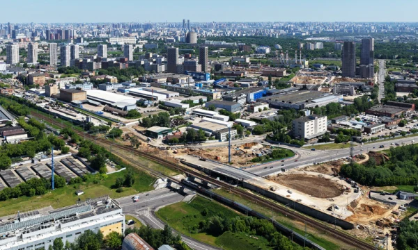 Приступили к монтажу ограждающих элементов на путепроводе через Южную рокаду