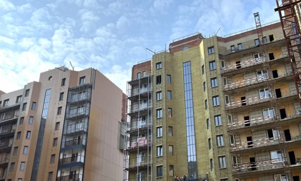 В первом корпусе проблемного ЖК &laquo;Воскресенское&raquo; начался монтаж лифтового оборудования