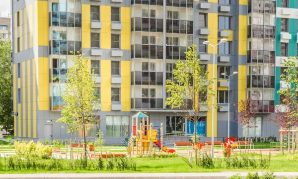 Свыше 2 тыс. деревьев высадили около новостроек по реновации в ЗАО