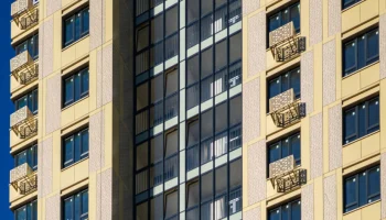 Почти 330 москвичей оформили документы на квартиры в новостройке по реновации на Ташкентской улице