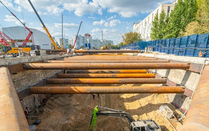 Завершено устройство ограждающей конструкции котлована будущей станции метро «Кленовый бульвар»