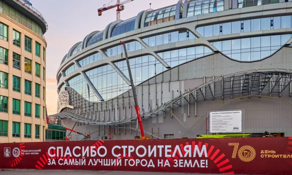 Башенные краны и строительные площадки Москвы украсили к юбилею Дня строителя