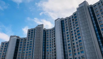 В проблемном ЖК &laquo;Квартал Триумфальный&raquo; завершен монтаж лифтовых порталов