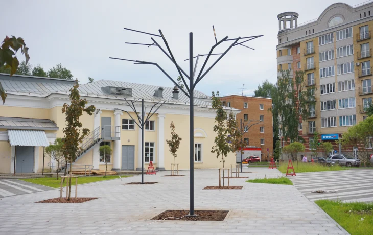 В Сыктывкаре завершен первый этап благоустройства нового сквера у Центра досуга и кино «Октябрь»