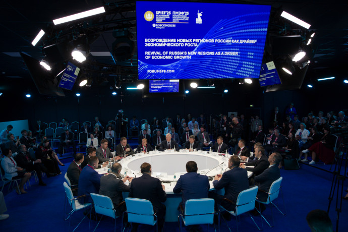 На стратегической сессии Минстроя России &laquo;Возрождение новых регионов России как драйвер экономического роста&raquo; в рамках ПМЭФ'25 Ирек Файзуллин рассказа