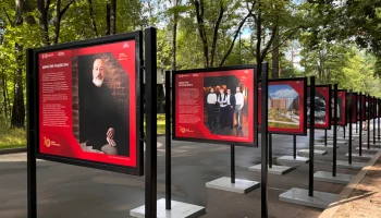 В парке &laquo;Сокольники&raquo; открылась фотовыставка о строительных династиях