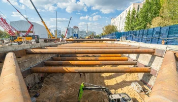 Завершено устройство ограждающей конструкции котлована будущей станции метро «Кленовый бульвар»