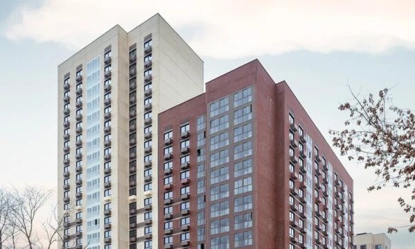 Первые семьи справили новоселье в доме по реновации на Черноморском бульваре