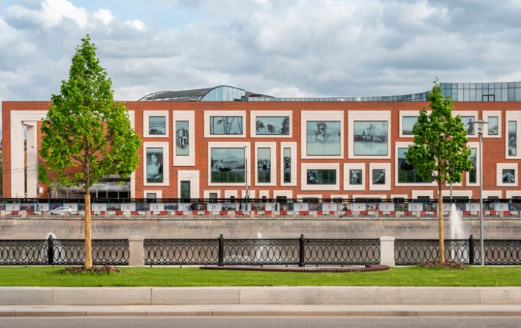 На эскалаторной галерее станции &laquo;Воробьевы горы&raquo; открылась выставка лучших строительных проектов Москвы