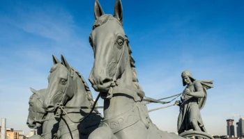 Завершена реставрация квадриги и конных скульптур Центрального Московского ипподрома &ndash; мэр