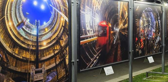 Фотовыставка в честь Дня метростроителя открылась на Тверском бульваре