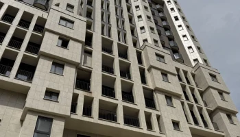 Завершен монтаж металлических ограждений во входных группах проблемного ЖК «Академ Палас»