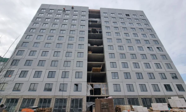 В здании общежития Морского технического университета в Санкт-Петербурге началось устройство кровли