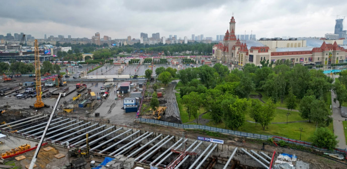 Грунт котлована станции метро &laquo;Остров Мечты&raquo; разработан на 50%