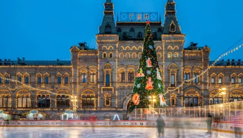 Департамент градостроительной политики установил елку в ГУМе и принял участие в оформлении катка