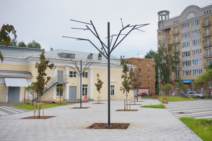 В Сыктывкаре завершен первый этап благоустройства нового сквера у Центра досуга и кино &laquo;Октябрь&raquo;