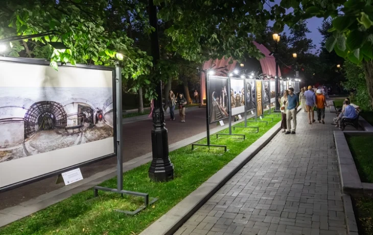 Фотовыставка «Свет и тень московского метро» открылась на Тверском бульваре