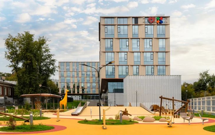 От больничных корпусов до детских площадок: какие территории благоустраивают в Москве по городской программе