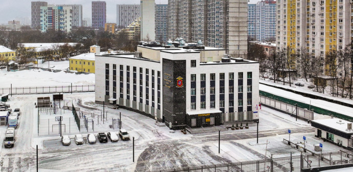 Территорию вблизи нового здания отдела полиции в районе Лосиноостровский комплексно благоустроили