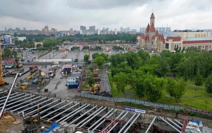 Грунт котлована станции метро «Остров Мечты» разработан на 50%