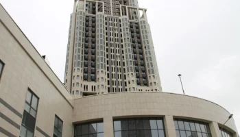 На крыше стилобата проблемного ЖК «Академ Палас» началось озеленение