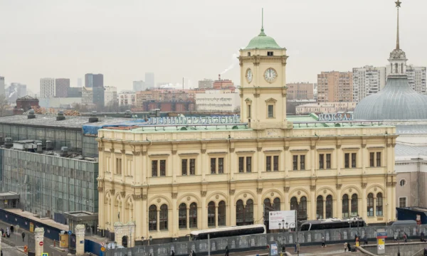 В здании Ленинградского вокзала начались кровельные работы