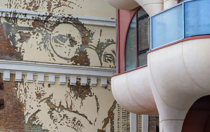 На Саввинской набережной восстановили панно с портретом Германа Гессе На Саввинской набережной восстановили панно с портретом Германа Гессе