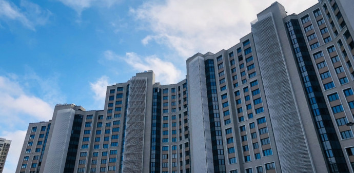 В проблемном ЖК &laquo;Квартал Триумфальный&raquo; завершен монтаж лифтовых порталов