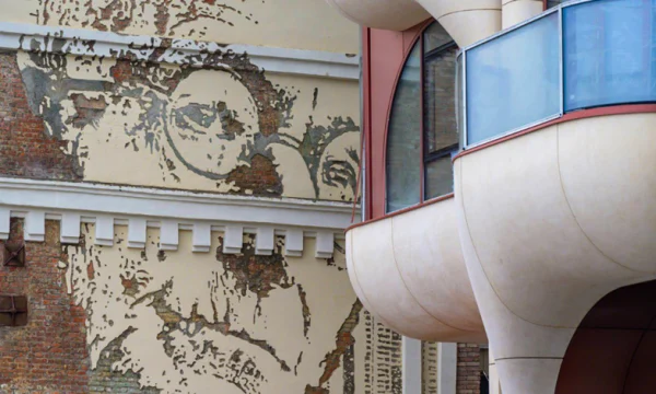 На Саввинской набережной восстановили панно с портретом Германа Гессе На Саввинской набережной восстановили панно с портретом Германа Гессе