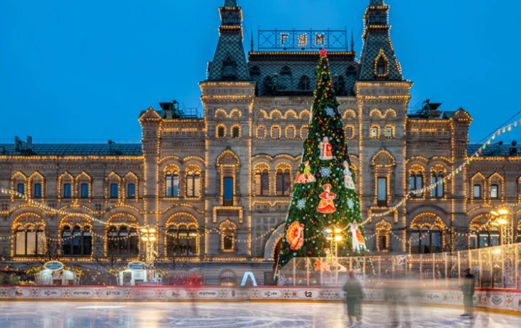 Департамент градостроительной политики установил елку в ГУМе и принял участие в оформлении катка