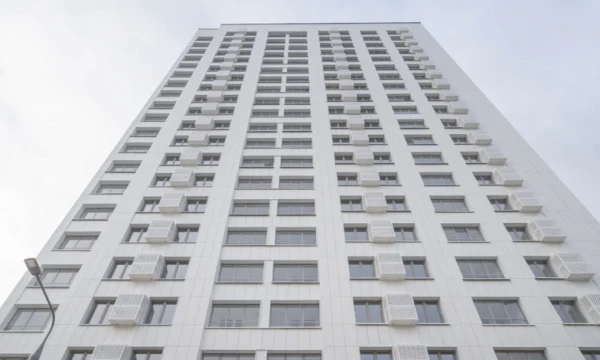 Москвичи заключили первые договоры на квартиры по реновации в новостройке на Перовской улице