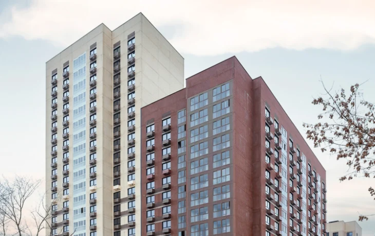 Первые семьи справили новоселье в доме по реновации на Черноморском бульваре