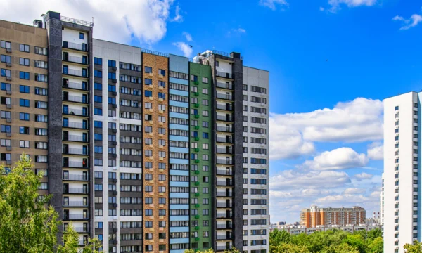 На бульваре Яна Райниса построили жилой комплекс по программе реновации