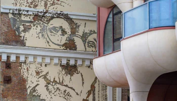 На Саввинской набережной восстановили панно с портретом Германа Гессе