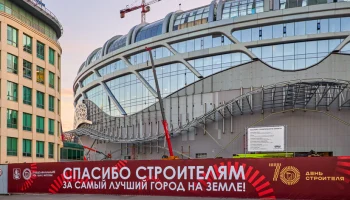 Башенные краны и строительные площадки Москвы украсили к юбилею Дня строителя