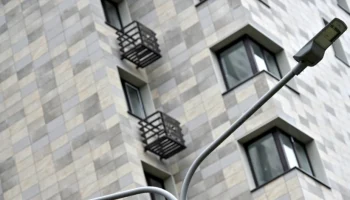Свыше 100 камер видеонаблюдения и уличных фонарей установили у новостроек по реновации в Метрогородке