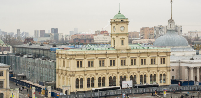 В здании Ленинградского вокзала начались кровельные работы