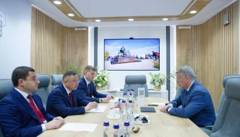 Ирек Файзуллин и Алексей Русских обсудили вопросы строительной отрасли Ульяновской области на ПМЭФ'25