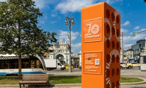 В столице открылись тематические инсталляции к 70-летию Дня строителя