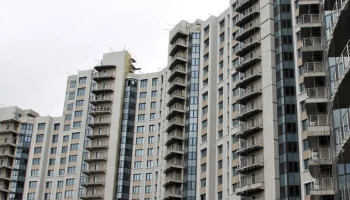 В проблемном ЖК «Квартал Триумфальный» начались фасадные работы на первом и коммерческом этажах
