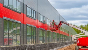 Закончено остекление отстойно-ремонтного корпуса в электродепо «Столбово»