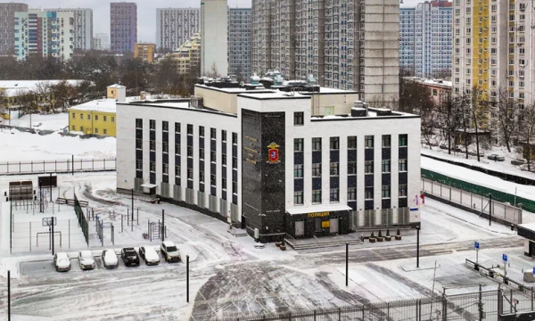 Территорию вблизи нового здания отдела полиции в районе Лосиноостровский комплексно благоустроили