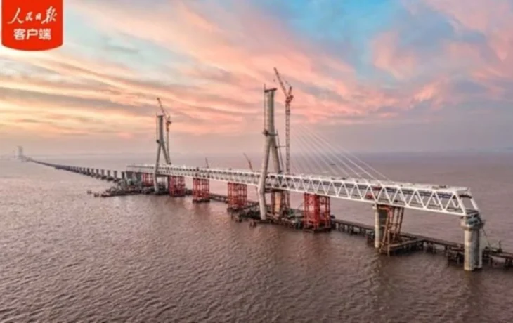 Завершился монтаж ключевого пролета уникального морского железнодорожного моста в Китае
